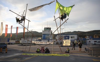 Des militants climat bloquent des jets privés à Davos