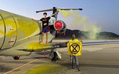 Jets privés et yachts, la fête est finie : des activistes se collent à un jet privé à Ibiza