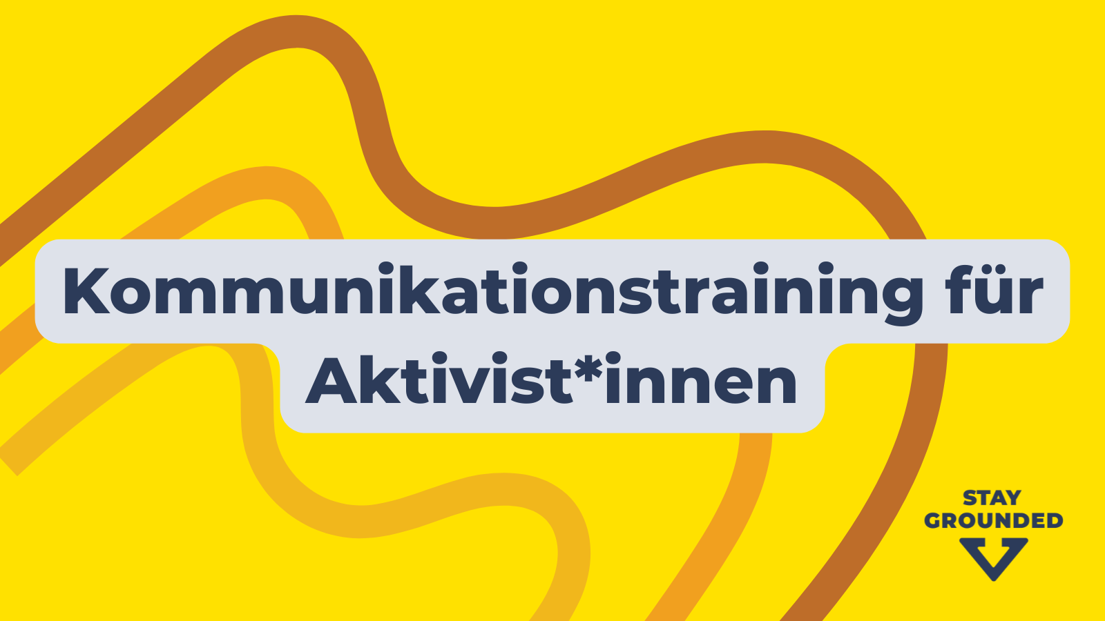 Ein gelber Hintergrund mit braunen Wirbellinien und Text, der das neue Multiplikatortraining ankündigt.